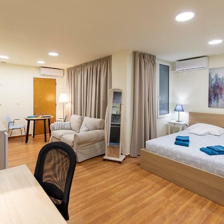 Athens Kyniska Studio Luaran gambar
