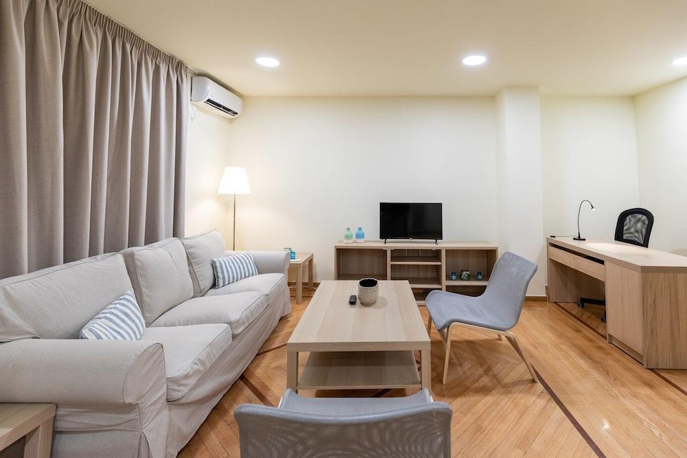 Athens Kyniska Studio Luaran gambar