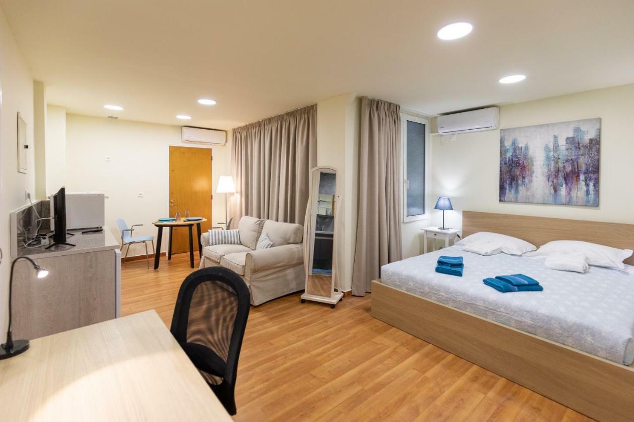 Athens Kyniska Studio Luaran gambar