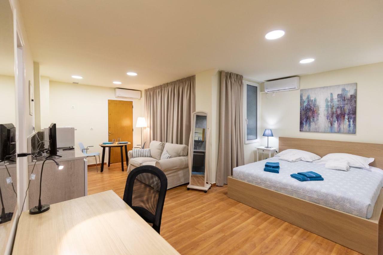 Athens Kyniska Studio Luaran gambar